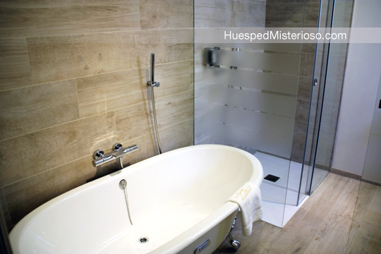 Bañera victoriana en la Masía de Castelladral