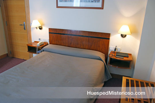 Cama doble del Hotel Mediterraneo de Barcón de Carcer en Valencia