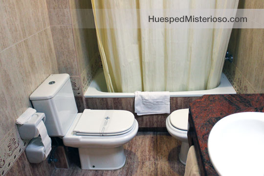 Lavabo y Baño del Hotel Mediterraneo Valencia limpio y nuevo