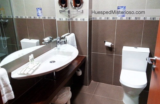 Cuarto de Baño Balneario Rocallaura limpio y nuevo