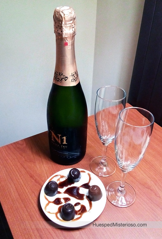 Regalo de Cava y Bombones en el Hotel Balneario de Rocallaura